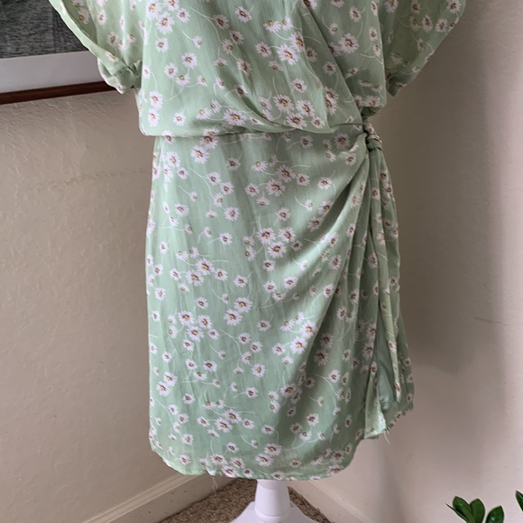 ALL IN FAVOR Light Green Floral Print Wrap Dress Size Small - Picture 10 of 16